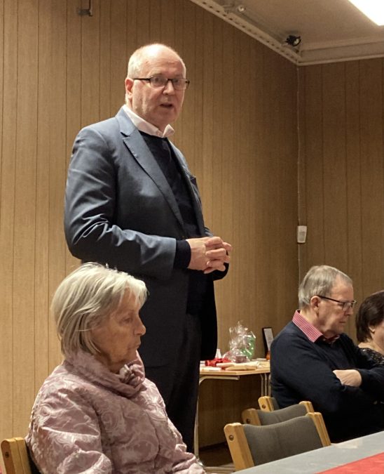 Kuva - Eero Heinäluoma puhumassa