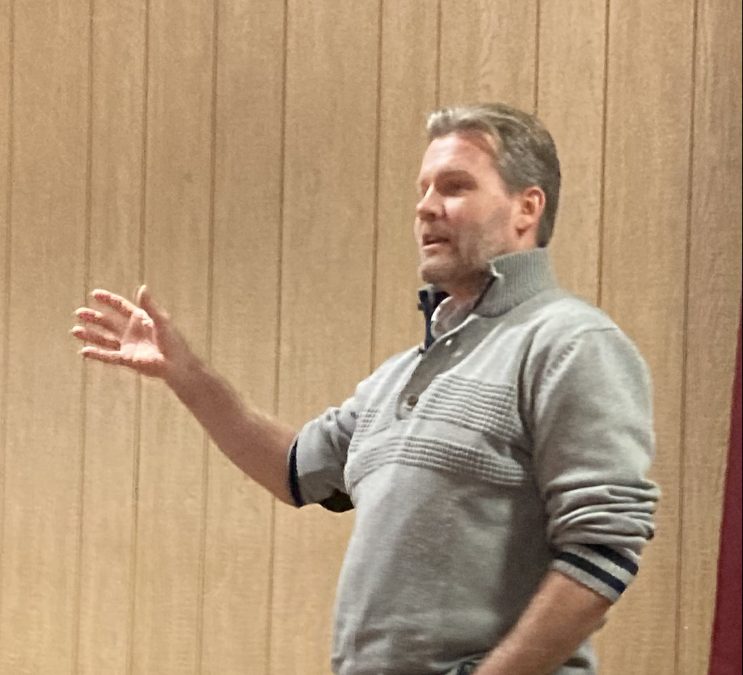 Kuva -Tomi puhumassa yleisölle