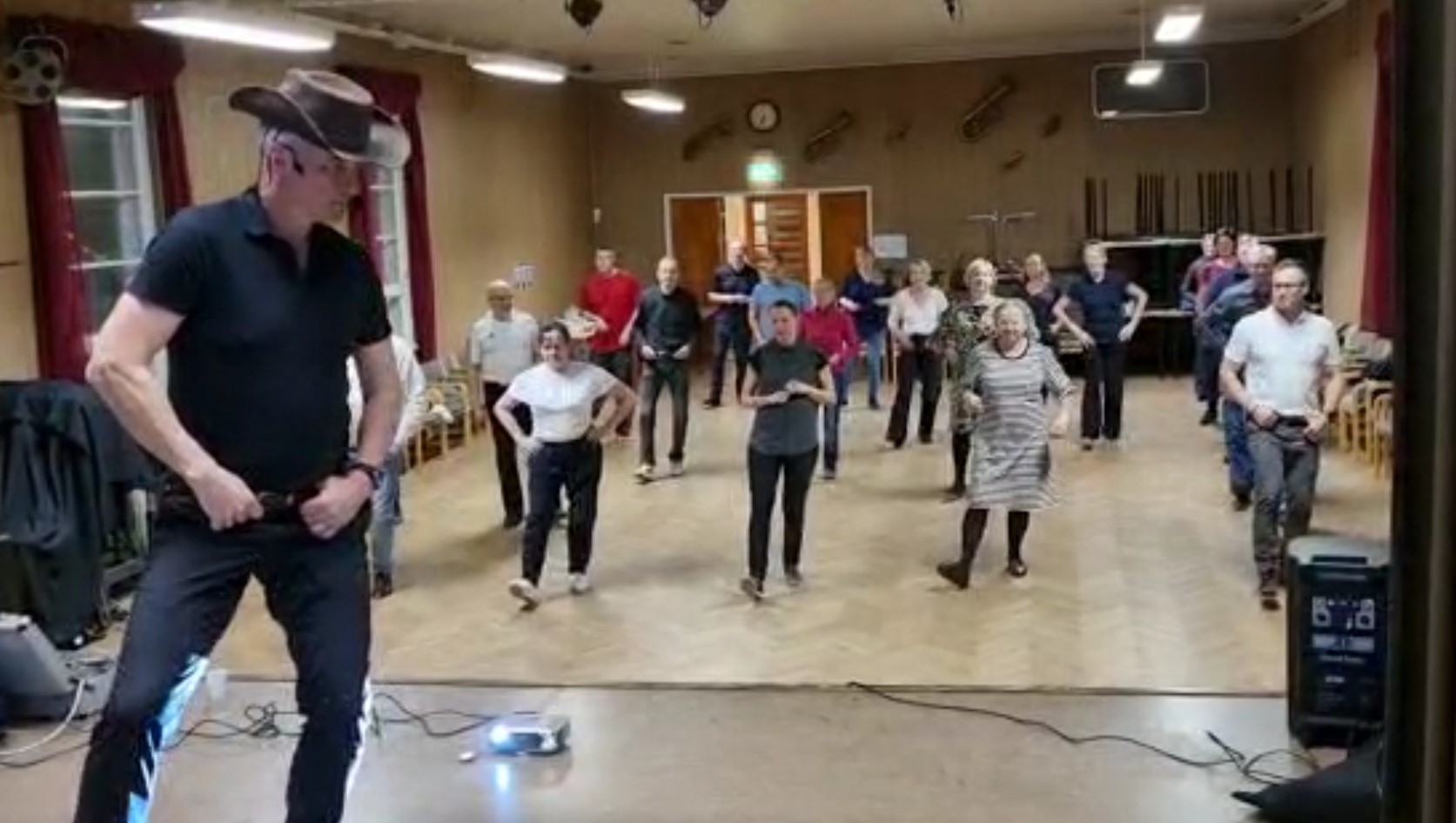 Tanssia Tapanilan työväentalolla