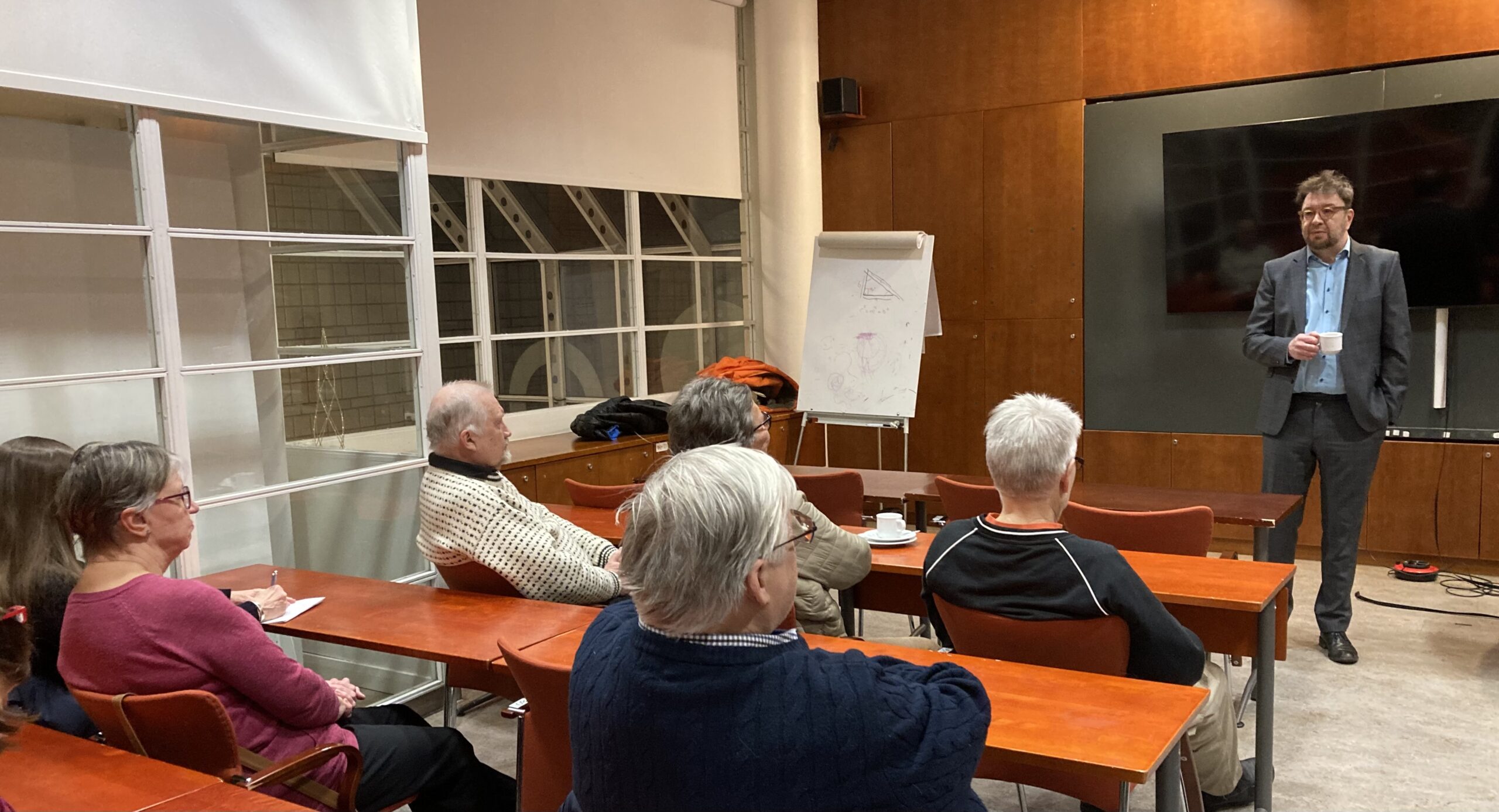 Kuvassa Timo Harakka keskustelemalla kuulijoidensa kanssa.